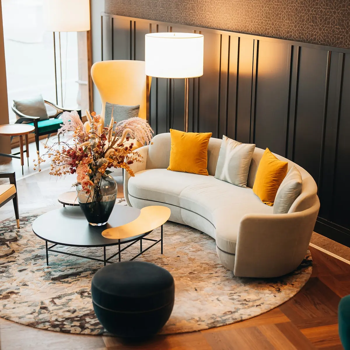 Salon aux tons crème avec une banquette et une table basse — image d’ambiance